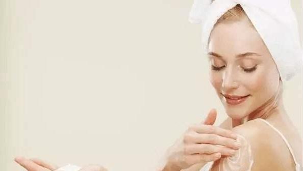 女生为啥擦个身体乳