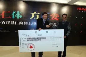 崔显仁：双手残疾却苦练书法，街头卖艺10年，作品被录入字体库图片