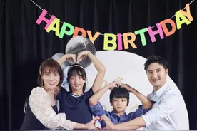 田亮晒全家福庆祝42岁生日，一家四口花式比心，叶一茜甜蜜送吻图片