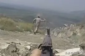 真狠人！趿拉着拖鞋举着AK：点射击毙2人，最后4名沙特兵害怕跳崖图片