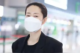 45岁刘敏涛“装嫩”也很美，穿西装时尚又年轻，内搭和发型是关键图片