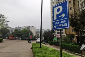 地面不明原因冒水，洛阳香港城小区两栋楼地下车库被泡了一个月图片