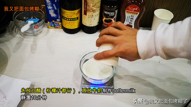 红丝绒蛋糕是什么材料做的（烘焙师教你做红丝绒蛋糕）