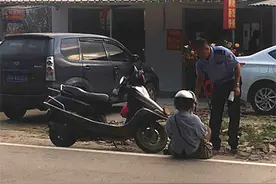 暖新闻！下班路上遇一女子骑车摔倒，辅警暖心伸援手！图片