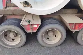 高速公路车道突现“铁钉阵” 19辆车轮胎受损交警紧急排查 迅速清除隐患保障行车安全图片