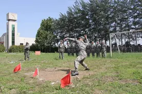 中国兵王扔手榴弹93.2米，誉为“人肉迫击炮”，实战中有用吗图片