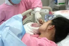 “最美女婴”火了！靠超高颜值征服网友！护士惊叹：难得一遇图片