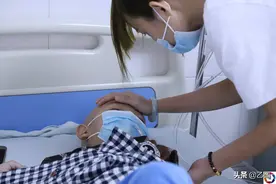 8岁男孩被送进ICU时，紧拽爸爸的衣角不放，一边爸妈心如刀绞图片