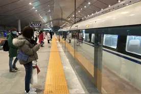 四川有条特殊的高铁线，车身编组仅4节车厢，全程坐下来才15元图片