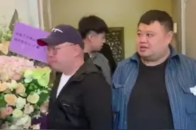 郭德纲与老婆王惠罕同框，前后出行装扮低调，女方戴金表贵气逼人图片