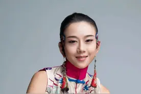 不戴帽子不化浓妆的杨丽萍，真是清纯的可以，脑门锃亮更显气色图片