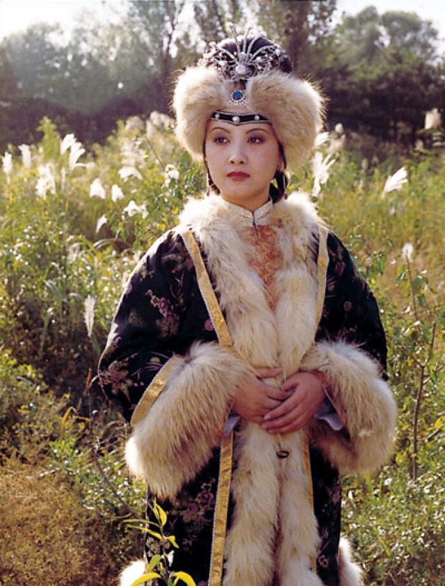 邓婕年轻时多美?27岁演王熙凤成经典,美得不可方物