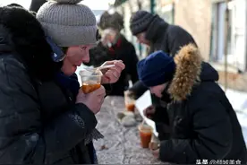 外国流浪汉如何渡过寒冬？冰天雪地里露天睡觉真可怜图片