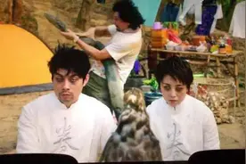 驯服老鹰有多难？四五天不睡觉比赛熬夜，把老鹰熬趴下才愿意听话图片