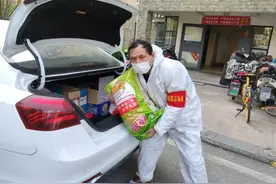 八旬老人的三个军礼，致敬社区这名“滞汉党员”图片