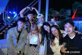 自曝女追男！华谊千金晒男友与家人跨年聚会，14岁弟弟胡子明显图片