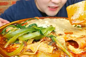 麻辣烫家常做法，都是爱吃的菜，最后浇上芝麻酱，吃起来嘹咋咧