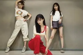 李小璐素颜撩刘海跳舞，转身的那一刻，坐沙发上的人我没眼花吧？图片