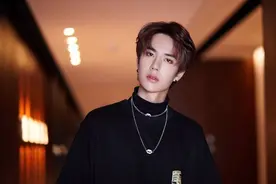 男团糊成这样，队长还恋爱，现在女友也想“出人头地”了图片