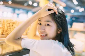 40岁妈妈穿14岁女儿校服，秒变“校花”，老公以为是自己女儿图片