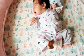 宝宝一晚上醒八次是睡眠倒退？抬腿翻身不安稳的表现，要追根溯源图片