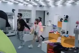 吴亦凡伸爪未成年女演员 Baby仗义解围图片