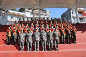 湖北省宣恩县人武部欢送新兵踏上军旅征程 从军报国离家乡 满怀豪情赴军营图片
