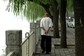 不懂就问：为什么老年人走路时总背着手？这样是好是坏？图片