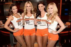 翘臀辣妹送餐？Hooters做到了图片