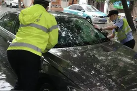 车辆雨中熄火 交警蹚水推车图片