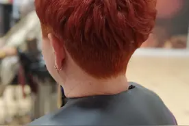 为什么有些老年人喜欢染红发烫小卷？难道白发不香吗？你怎么看？图片