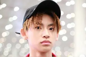 小鬼王琳凯的个性搭配，充满潮男的时尚气质图片