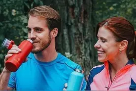 美国新发明又火了！不用拧盖就能喝水，1秒开合杯子，开车好方便图片