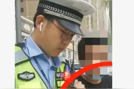 男子被“朋友”骗进传销组织，当街抱住交警胳膊求救，网友：看到交警的衣服就有安全感图片