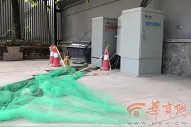 大晚上电缆井张大口，西安七旬老太掉进去直喊“救命”，后面抱小孩的也差点中招图片