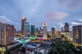 现代化的陆家嘴滨江，石库门建筑的新天地，你会怎么选择图片