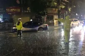 直接破防！河南暴雨中使人泪目的感动瞬间…图片