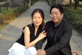 她是余秋雨的再婚妻子，曾因“老夫少妻”引热议，今57岁无儿无女图片