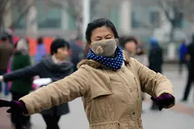 老年人跳交谊舞是什么感受？60岁阿姨：很开心，但这浑水，别蹚图片