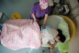 分娩遭遇“一阳指”不算什么，尴尬的在后面，网友：像是待宰的羊图片