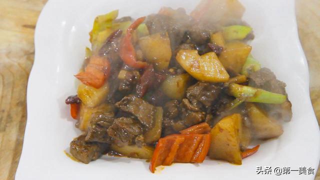 厨师长教你土豆烧牛肉的正宗做法，牛肉软烂有窍门，地道家常硬菜