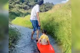 爸爸带女儿划小船的场景美如画，网友：像宫崎骏的配色，太美好了图片