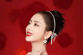 对比佟丽娅30万手镯，关晓彤16万手环，张小斐千元毛衣很亲民图片