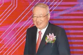 爱浪漫不爱铁血，总想脱离兄长郭台铭影子，笑嘻嘻也能成就霸业图片