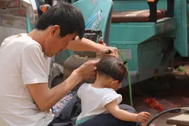一位父亲娴熟为女儿扎小辫的照片，父亲节网络走红图片