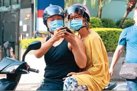 36岁台女星大方认爱，穿睡衣约会圈外男，坐电动车回平价住宅过夜图片