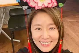 林心如戴格格头饰自拍拜年，似乎让人梦回《还珠格格》，状态真好图片
