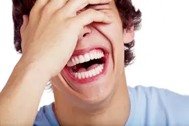 幽默笑话：我和一个姑娘同时上车，只剩一个座位图片