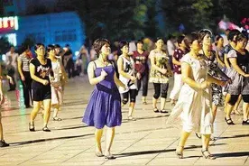 大妈跳广场突然裤子下面湿了 这可不是尿失禁！图片