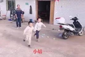 江西一姑姑回娘家小侄子飞奔，激动到把她扑倒在地：见面礼太大了图片